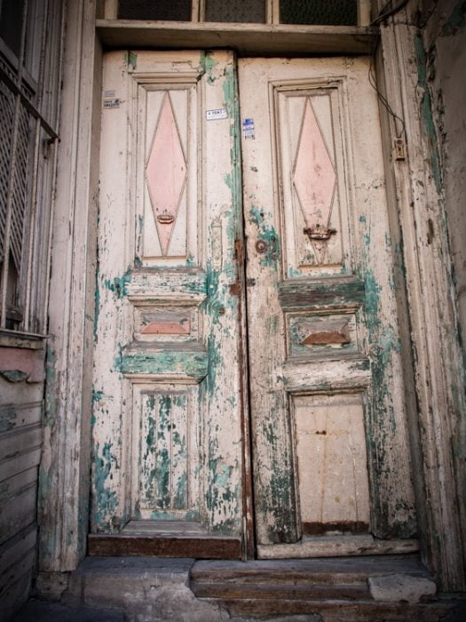 vieille porte dans le quartier kadirga à istanbul