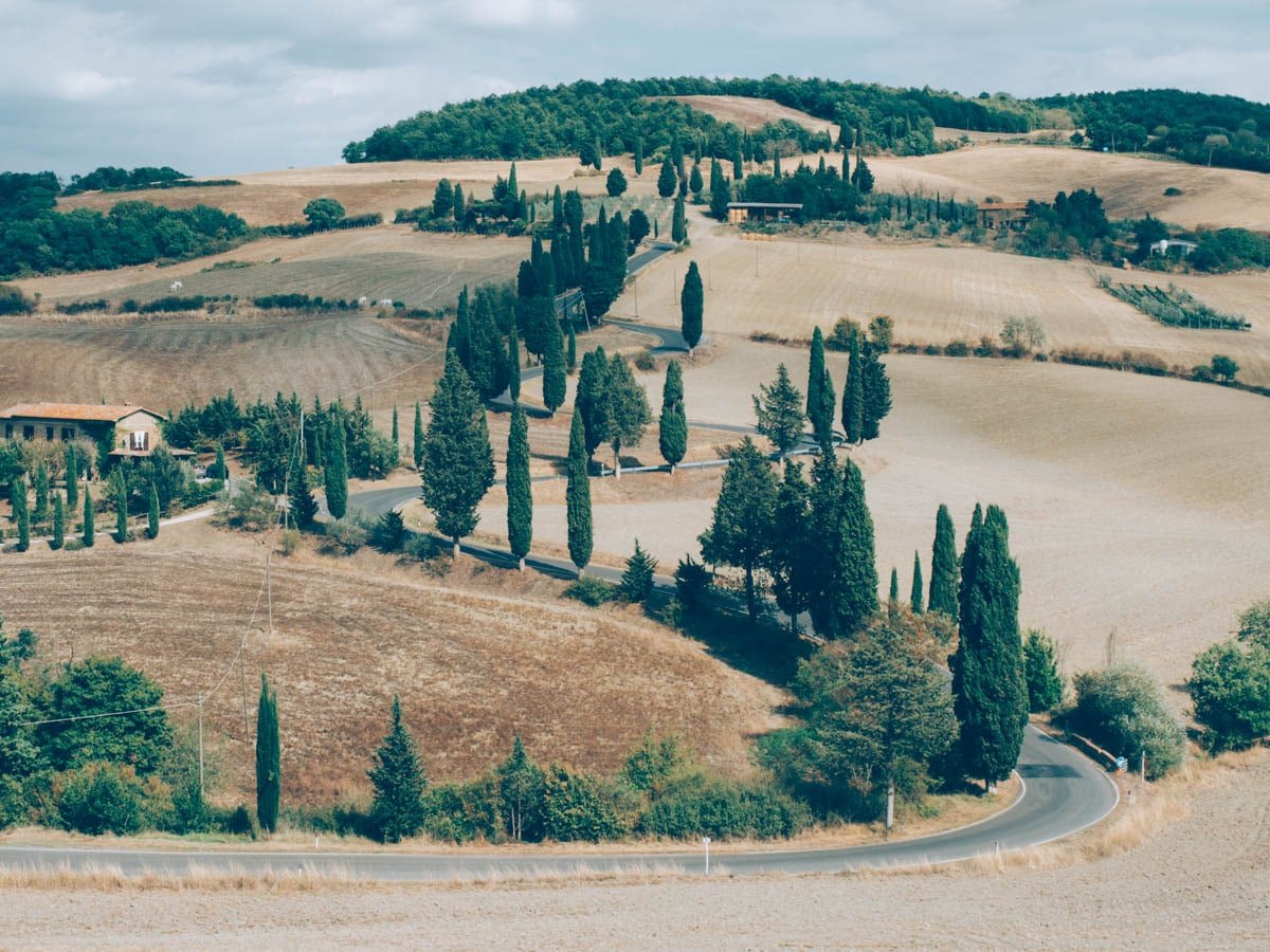paysage typique des routes de toscane
